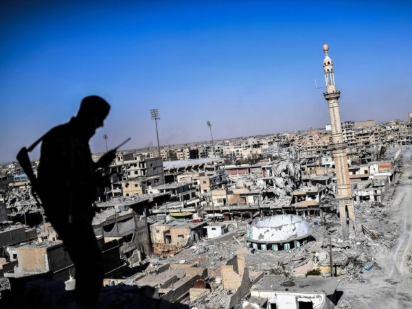 IS tấn công bằng xe bom tự sát ở Raqqa, 50 tay súng SDF thương vong ảnh 1 IS tấn công bằng xe bom tự sát ở Raqqa, 50 tay súng SDF thương vong ảnh 1