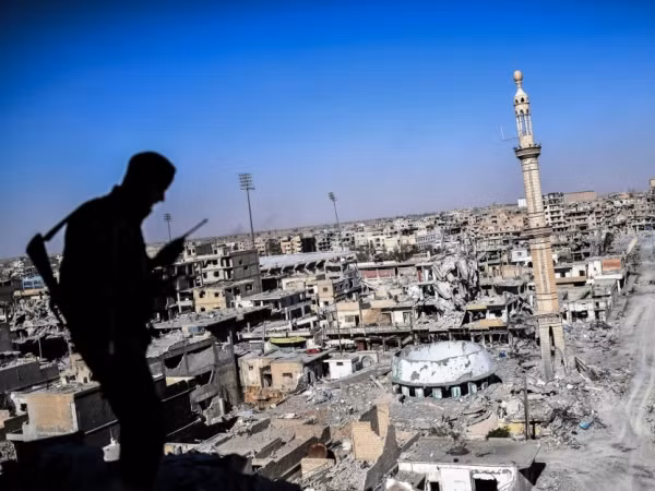 IS tấn công bằng xe bom tự sát ở Raqqa, 50 tay súng SDF thương vong ảnh 1