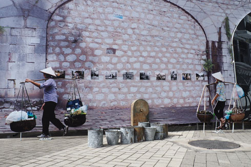 Vẽ bích họa trên phố Phùng Hưng: Nghệ thuật nhưng đừng quá hàn lâm ảnh 2 Vẽ bích họa trên phố Phùng Hưng: Nghệ thuật nhưng đừng quá hàn lâm ảnh 2