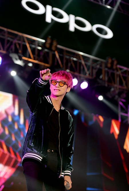 Sơn Tung M-TP "nổi da gà" vì sự cuồng nhiệt của khán giả Vinh ảnh 2 Sơn Tung M-TP "nổi da gà" vì sự cuồng nhiệt của khán giả Vinh ảnh 2