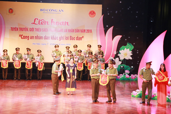 Tưng bừng khai hội tuyên truyền giới thiệu sách trong CAND ảnh 2