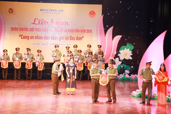 Tưng bừng khai hội tuyên truyền giới thiệu sách trong CAND ảnh 2