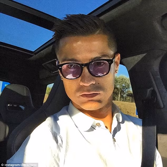 Ronaldo là chuyên gia chụp ảnh "tự sướng" ảnh 25