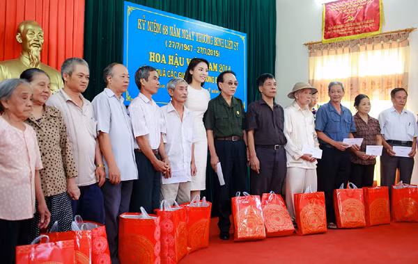 Hoa hậu Kỳ Duyên bỏ "tiền túi" về quê làm từ thiện ảnh 4