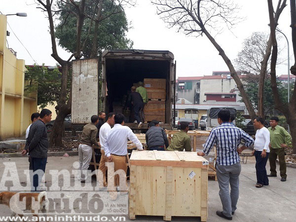 Hơn 14.000 phụ kiện điện thoại, máy tính không rõ nguồn gốc bị thu giữ ảnh 1