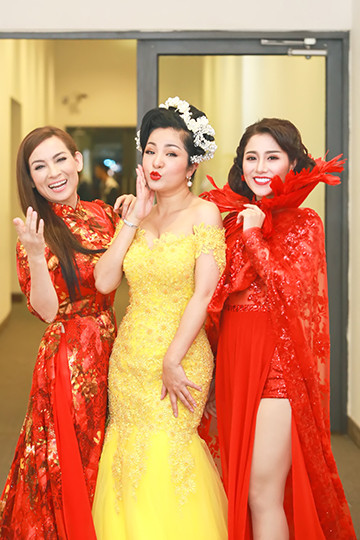 Thúy Nga "đọ dáng" cùng Hoài Linh ảnh 9