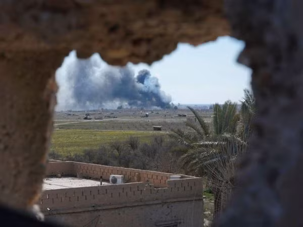 SDF: Hơn 500 người đầu hàng ở phía đông Syria ảnh 1