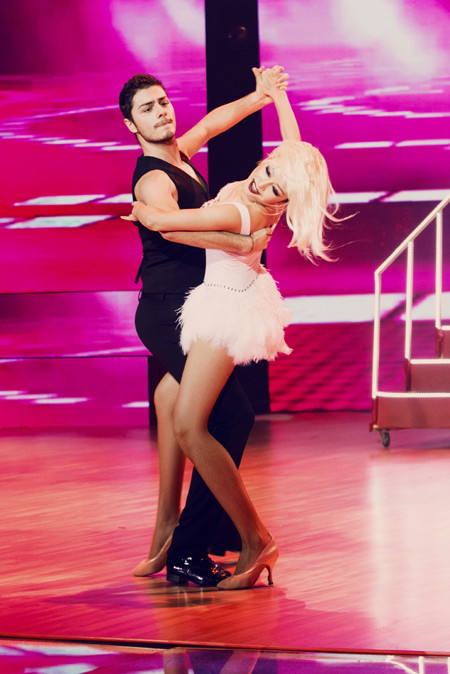 Đội tóc giả bạch kim, Jennifer Phạm hoá thân thành cô đào nóng bỏng ảnh 10