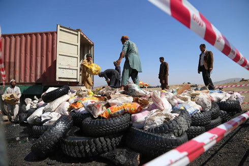 Cuộc chiến chặn "nguồn sống" của Taliban từ sản xuất và buôn lậu ma túy ảnh 1