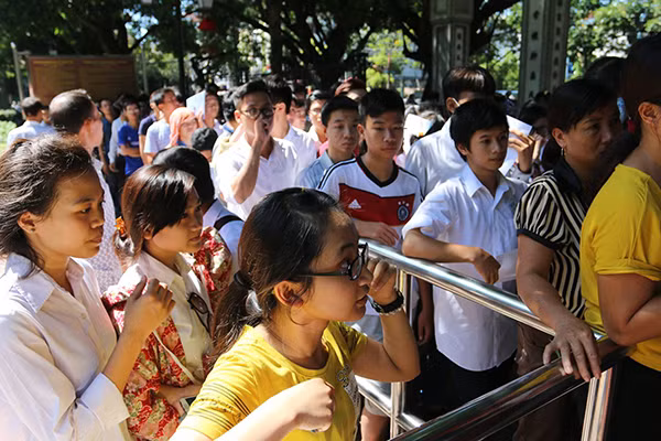Làm thủ tục dự thi xong, sĩ tử đổ về Văn Miếu cầu may ảnh 7