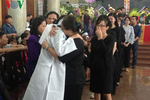 Lễ truy điệu 3 phi công tử nạn trong vụ rơi máy bay ở Vũng Tàu ảnh 24 Lễ truy điệu 3 phi công tử nạn trong vụ rơi máy bay ở Vũng Tàu ảnh 24