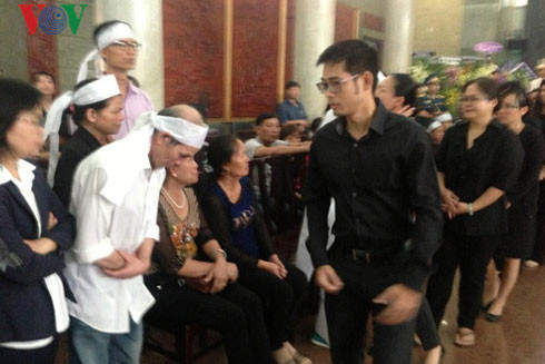 Lễ truy điệu 3 phi công tử nạn trong vụ rơi máy bay ở Vũng Tàu ảnh 23 Lễ truy điệu 3 phi công tử nạn trong vụ rơi máy bay ở Vũng Tàu ảnh 23