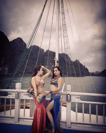 Hậu trường nóng bỏng màn múa bụng trên vịnh Hạ Long ảnh 2