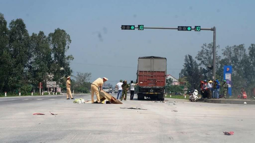 Xe tải va chạm với xe máy khiến hai anh em tử vong ảnh 1