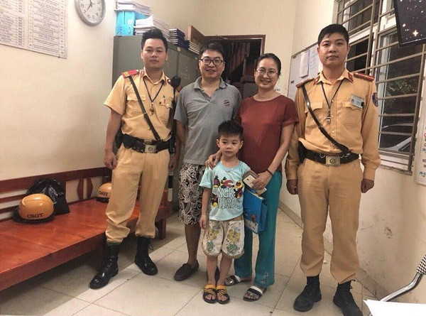 Mải chơi bị lạc, cháu bé được Cảnh sát giao thông đưa về gia đình ảnh 1 Mải chơi bị lạc, cháu bé được Cảnh sát giao thông đưa về gia đình ảnh 1