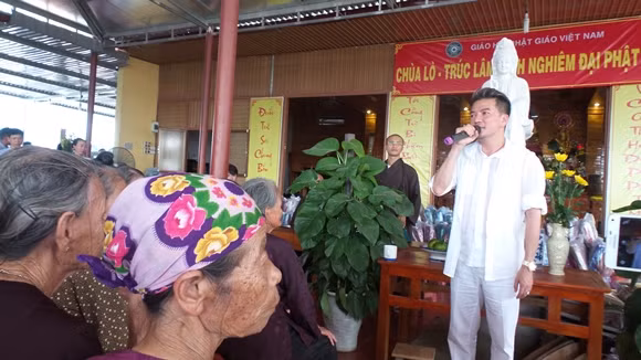 Đàm Vĩnh Hưng bất ngờ trước tình cảm của người dân Hà Tĩnh ảnh 4