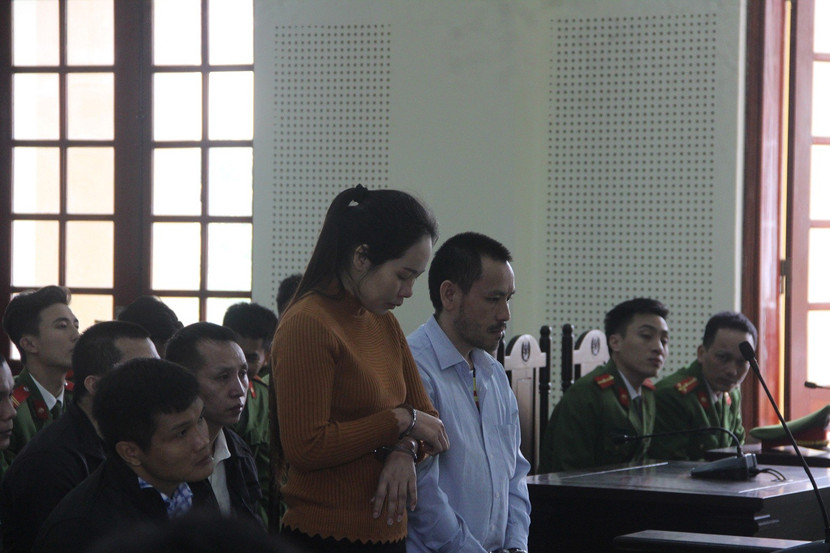 Cặp đôi cùng nhau đi lấy "hàng" rồi đi thẳng vào... tù ảnh 1