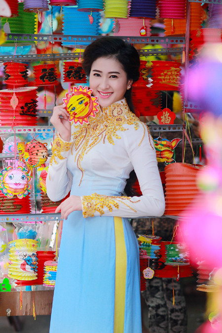 Top 10 Miss Ngôi sao Thùy Trang diện áo dài dạo phố đón Trung Thu ảnh 8