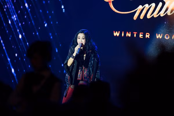 Dương Thùy Linh hạnh phúc được chồng đón sau khi "chạy show" ảnh 2
