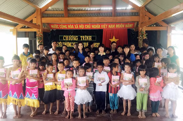 Diễn viên Lương Giang vượt ngàn cây số tặng quà cho trẻ em nghèo ảnh 6