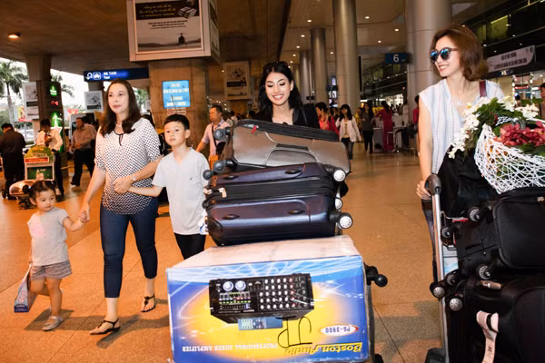 Gặp em gái xinh đẹp của Hoa hậu Jennifer Phạm ở sân bay ảnh 4