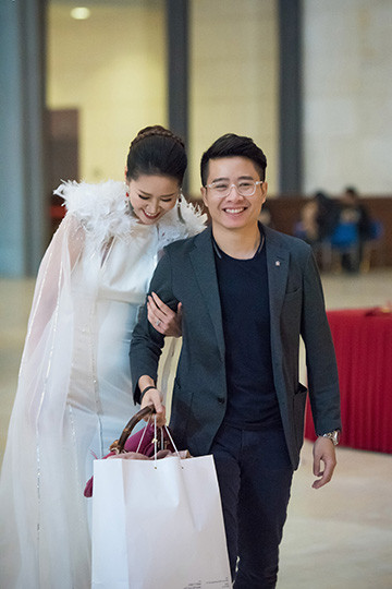Dương Thùy Linh hạnh phúc được chồng đón sau khi "chạy show" ảnh 10