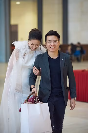 Dương Thùy Linh hạnh phúc được chồng đón sau khi "chạy show" ảnh 10