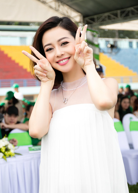 Hoa hậu Mai Phương Thuý giúp Jennifer Phạm "tự sướng" ảnh 2