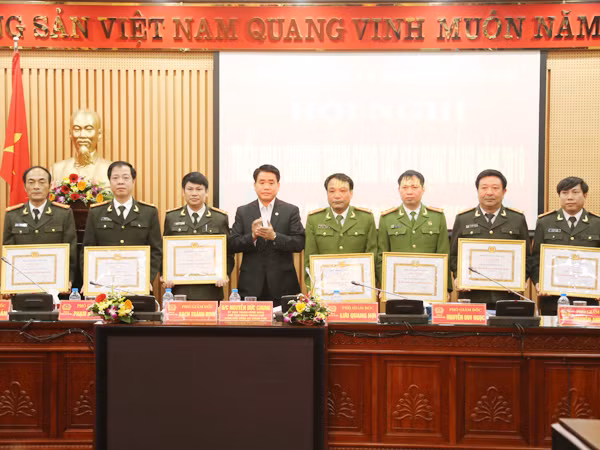 Tiếp tục nâng cao tinh thần, ý thức phục vụ nhân dân ảnh 1