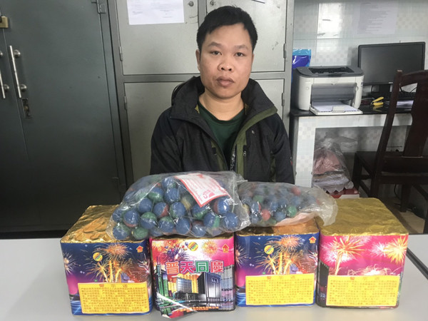 Liên tiếp bắt giữ các đối tượng vận chuyển pháo lậu ảnh 1