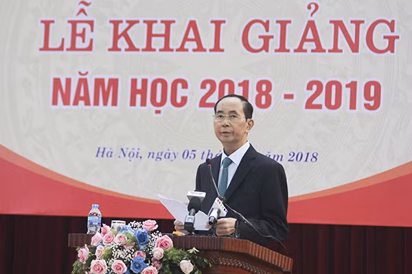 Chủ tịch nước Trần Đại Quang đánh trống khai giảng năm học mới ở trường Chu Văn An ảnh 2