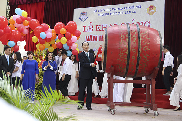 Chủ tịch nước Trần Đại Quang đánh trống khai giảng năm học mới ở trường Chu Văn An ảnh 3 Chủ tịch nước Trần Đại Quang đánh trống khai giảng năm học mới ở trường Chu Văn An ảnh 3