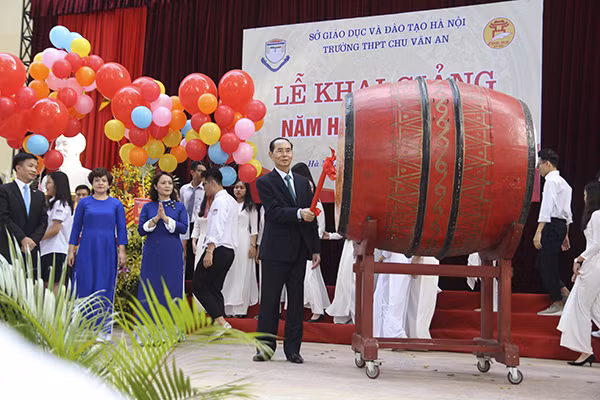Chủ tịch nước Trần Đại Quang đánh trống khai giảng năm học mới ở trường Chu Văn An ảnh 3