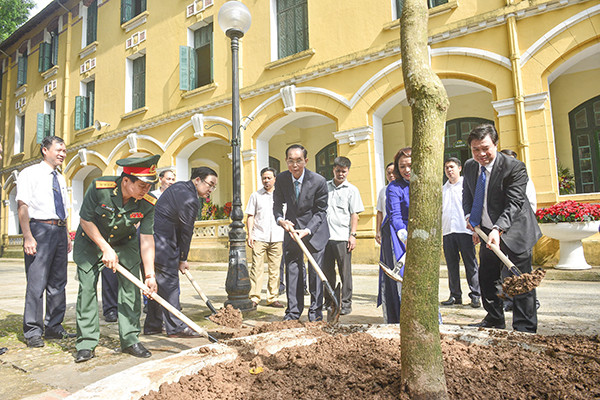 Chủ tịch nước Trần Đại Quang đánh trống khai giảng năm học mới ở trường Chu Văn An ảnh 4 Chủ tịch nước Trần Đại Quang đánh trống khai giảng năm học mới ở trường Chu Văn An ảnh 4