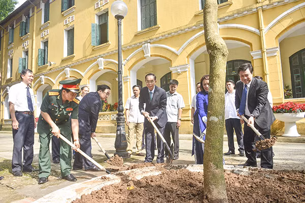Chủ tịch nước Trần Đại Quang đánh trống khai giảng năm học mới ở trường Chu Văn An ảnh 4