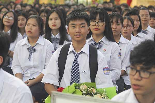 Chủ tịch nước Trần Đại Quang đánh trống khai giảng năm học mới ở trường Chu Văn An ảnh 5 Chủ tịch nước Trần Đại Quang đánh trống khai giảng năm học mới ở trường Chu Văn An ảnh 5
