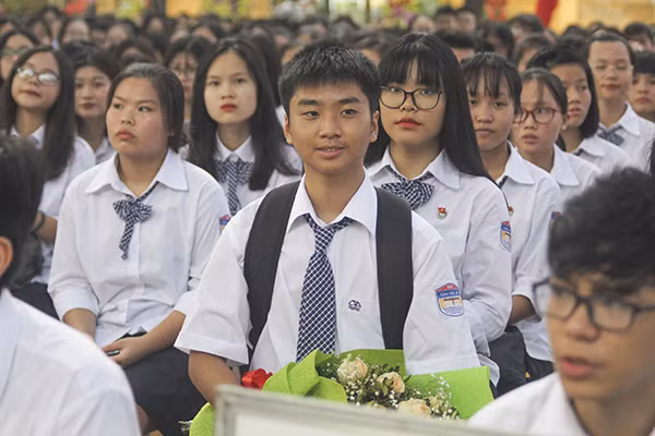 Chủ tịch nước Trần Đại Quang đánh trống khai giảng năm học mới ở trường Chu Văn An ảnh 5