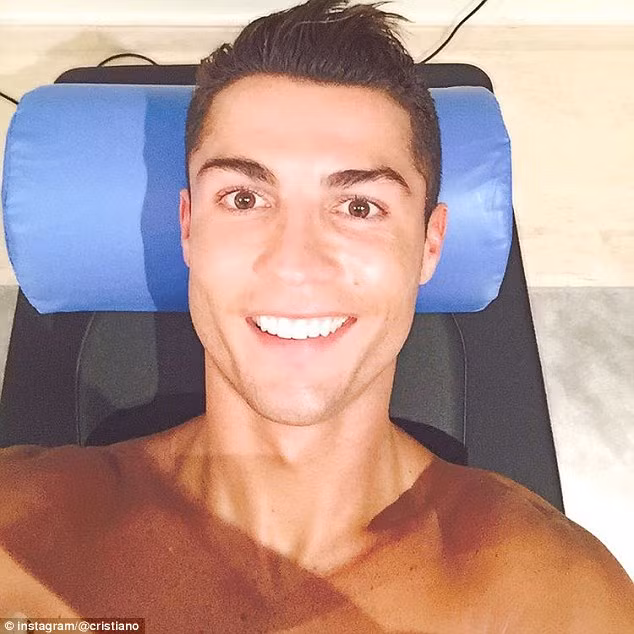 Ronaldo là chuyên gia chụp ảnh "tự sướng" ảnh 8