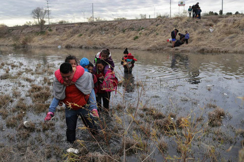 Thảm cảnh người tị nạn ở biên giới Mexico từ bức ảnh gây "sốc" ảnh 1
