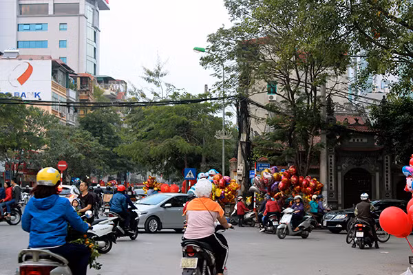 Chiều 30 Tết, Hà Nội vẫn nườm nượp người sắm đào quất ảnh 7 Chiều 30 Tết, Hà Nội vẫn nườm nượp người sắm đào quất ảnh 7