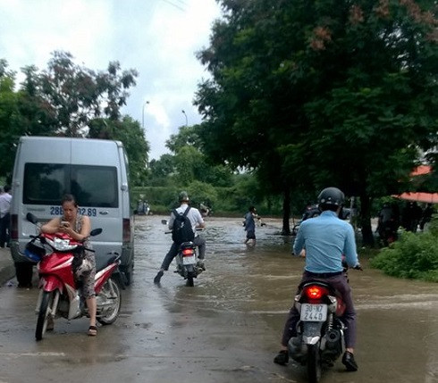Đại lộ Thăng Long chìm sâu trong nước sau mưa ảnh 5 Đại lộ Thăng Long chìm sâu trong nước sau mưa ảnh 5