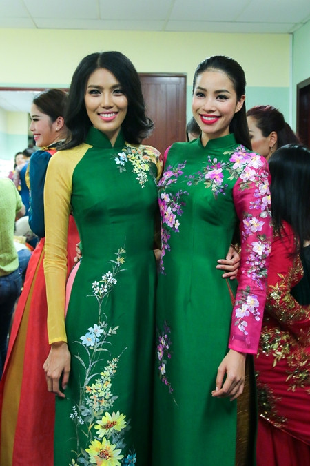 Phạm Hương lần đầu trình diễn thời trang hậu cuộc thi Hoa hậu Hoàn Vũ thế giới ảnh 3