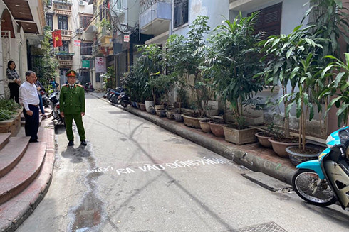 Barie chắn đường vô cớ bị dỡ bỏ nhờ… fanpage "Công an Thành phố Hà Nội" ảnh 2 Barie chắn đường vô cớ bị dỡ bỏ nhờ… fanpage "Công an Thành phố Hà Nội" ảnh 2