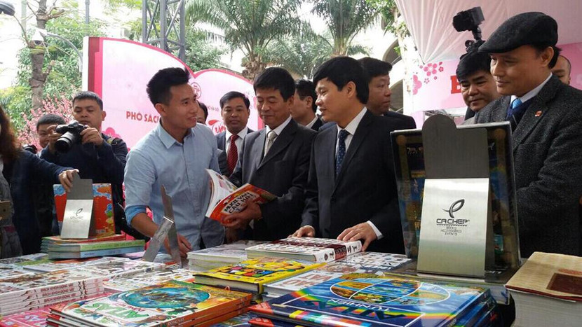 Phố sách xuân thu hút đông đảo độc giả Thủ đô ngay trong ngày đầu khai mạc ảnh 2 Phố sách xuân thu hút đông đảo độc giả Thủ đô ngay trong ngày đầu khai mạc ảnh 2