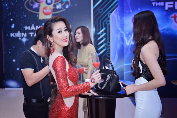 MC Kim Trang "hóa thân" nàng tiên cá gặp gỡ "chú rể 8 tuổi" ảnh 3