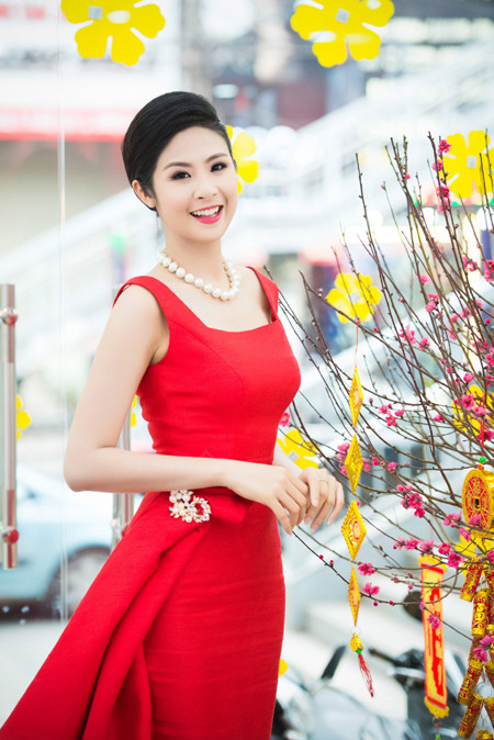 Hoa hậu Ngọc Hân khoe sắc gợi cảm bên hoa đào ảnh 6