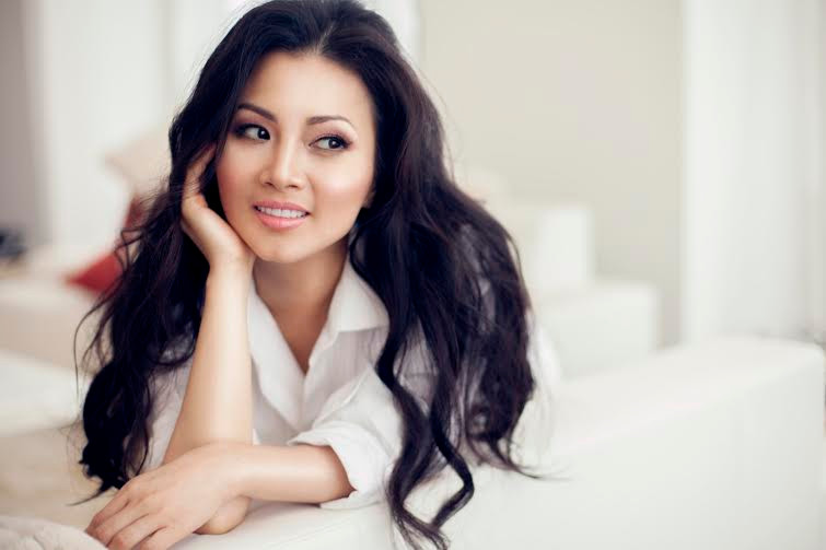 Ca sĩ tỉ phú Hà Phương phát hành tiểu thuyết "Finding Julia" tại Mỹ ảnh 1