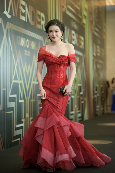 Phớt lờ giá lạnh, Á hậu Huyền My khoe vai trần và vòng 1 gợi cảm ảnh 2