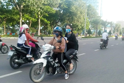 Người điều khiển và người ngồi trên xe máy không đội mũ bảo hiểm đều bị xử phạt hành chính ảnh 1