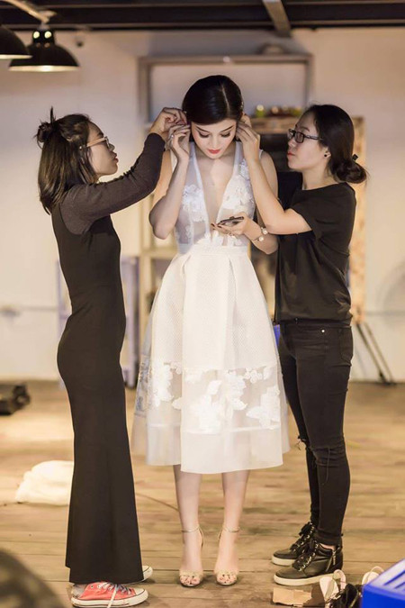 Á hậu Huyền My ấn tượng trong hậu trường bộ ảnh Tết 2017 ảnh 3 Á hậu Huyền My ấn tượng trong hậu trường bộ ảnh Tết 2017 ảnh 3